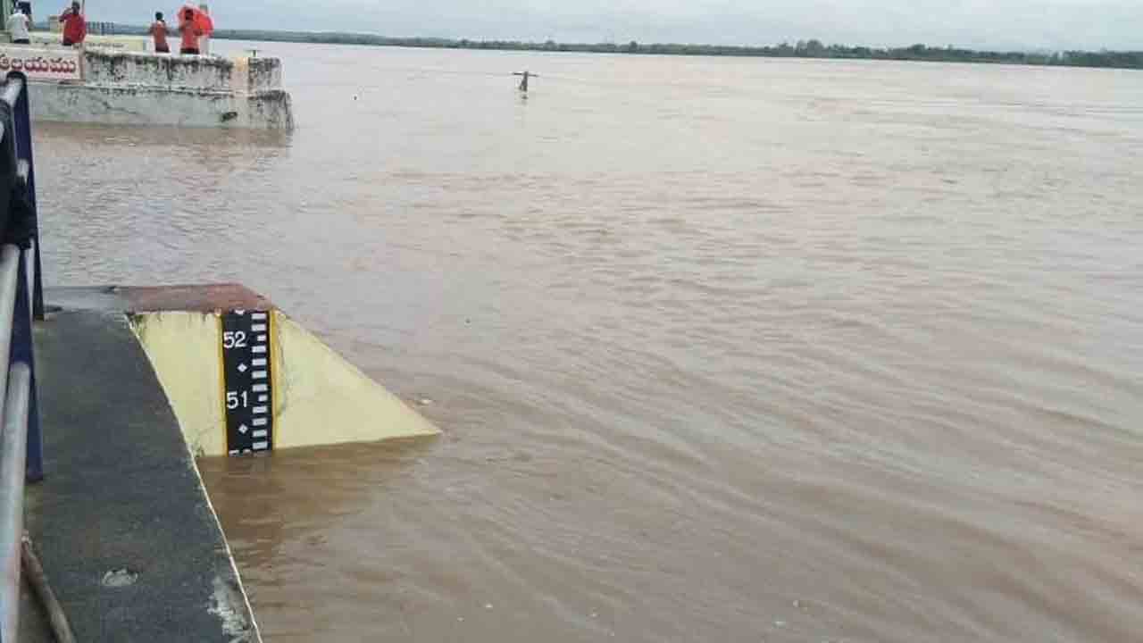 భద్రాచలం వద్ద గోదావరి ఉధృతి.. రెండో ప్రమాద హెచ్చరిక జారీ
