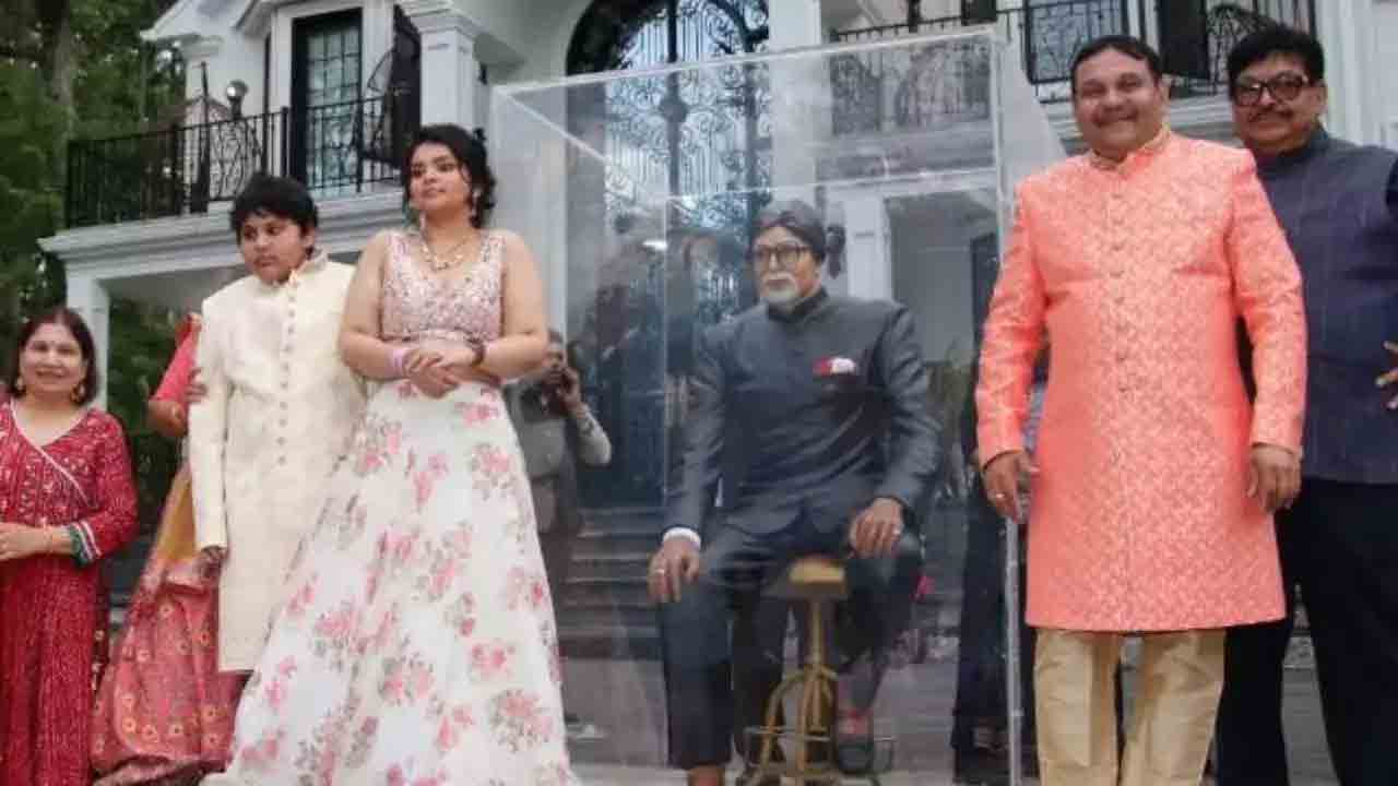 BIG B | ఇంటి ముందు బిగ్‌బీ విగ్రహం పెట్టుకున్న ఎన్నారై