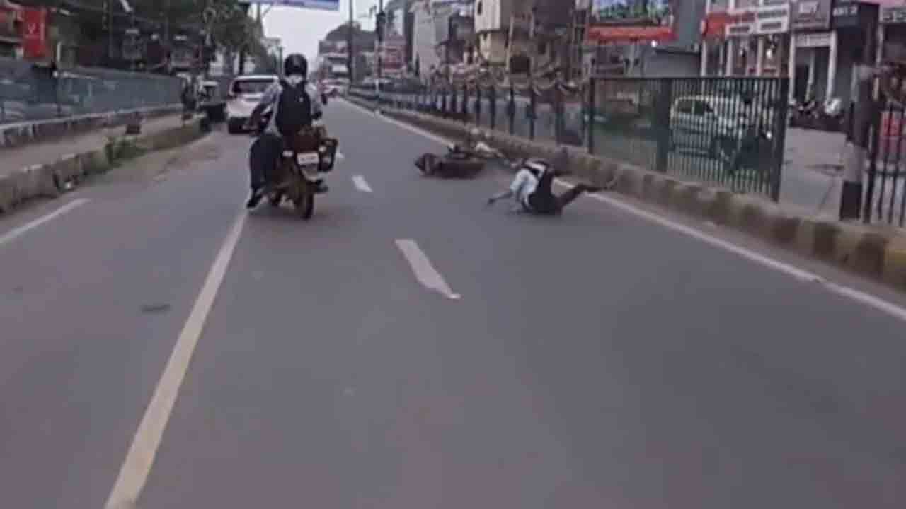 Watch: యువకుడి బైక్‌ స్టంట్‌… వైరల్‌ వీడియో క్లిప్‌లో పోలీసుల పంచ్‌లైన్‌