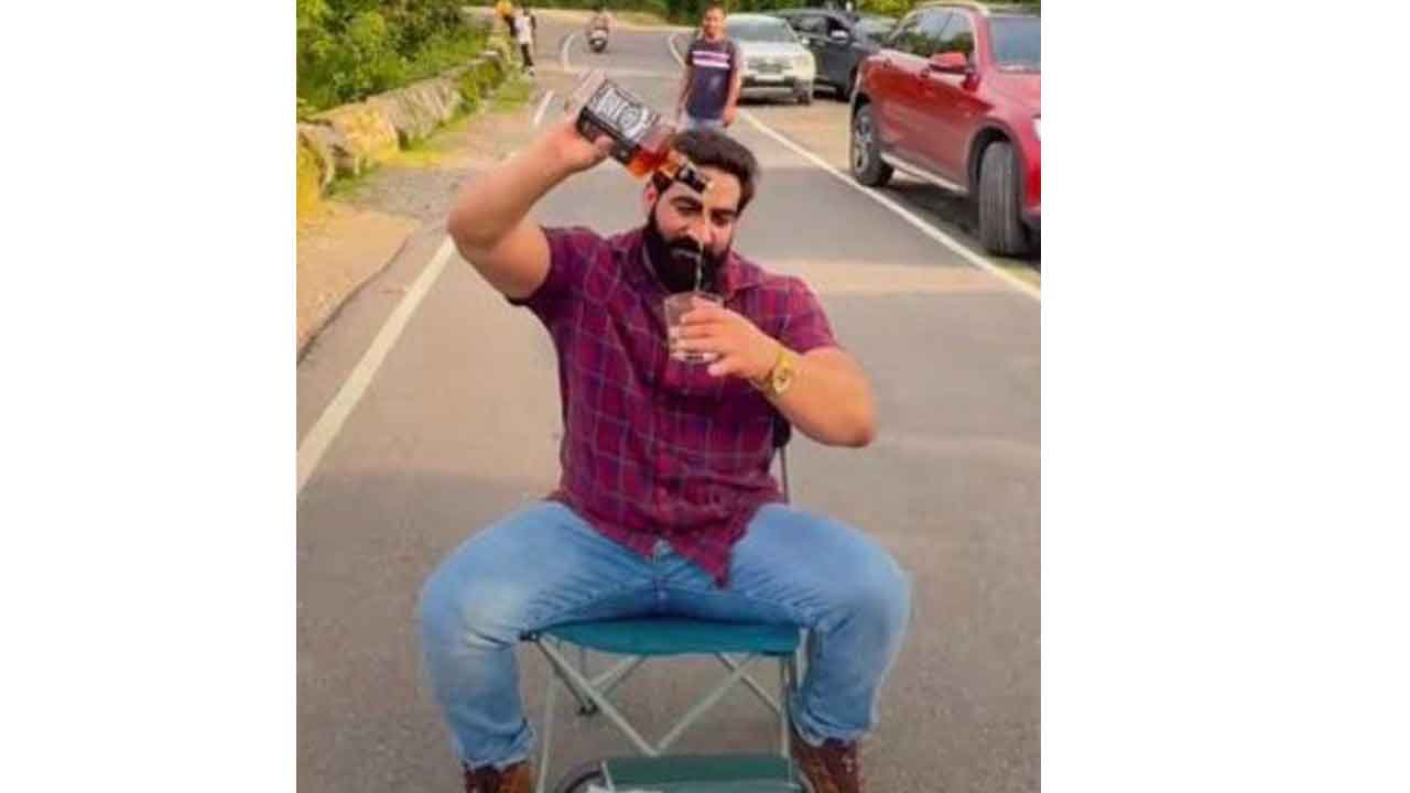 రోడ్డుపై మ‌ద్యం తాగిన‌ యూట్యూబ‌ర్ అరెస్టుకు రంగం సిద్ధం