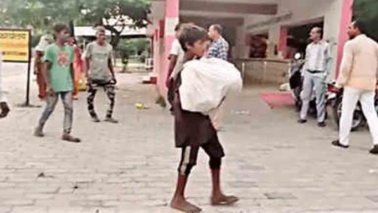 Watch: యూపీలో దైన్యస్థితి… తమ్ముడి మృతదేహాన్ని చేతుల్లో మోసిన పదేళ్ల బాలుడు