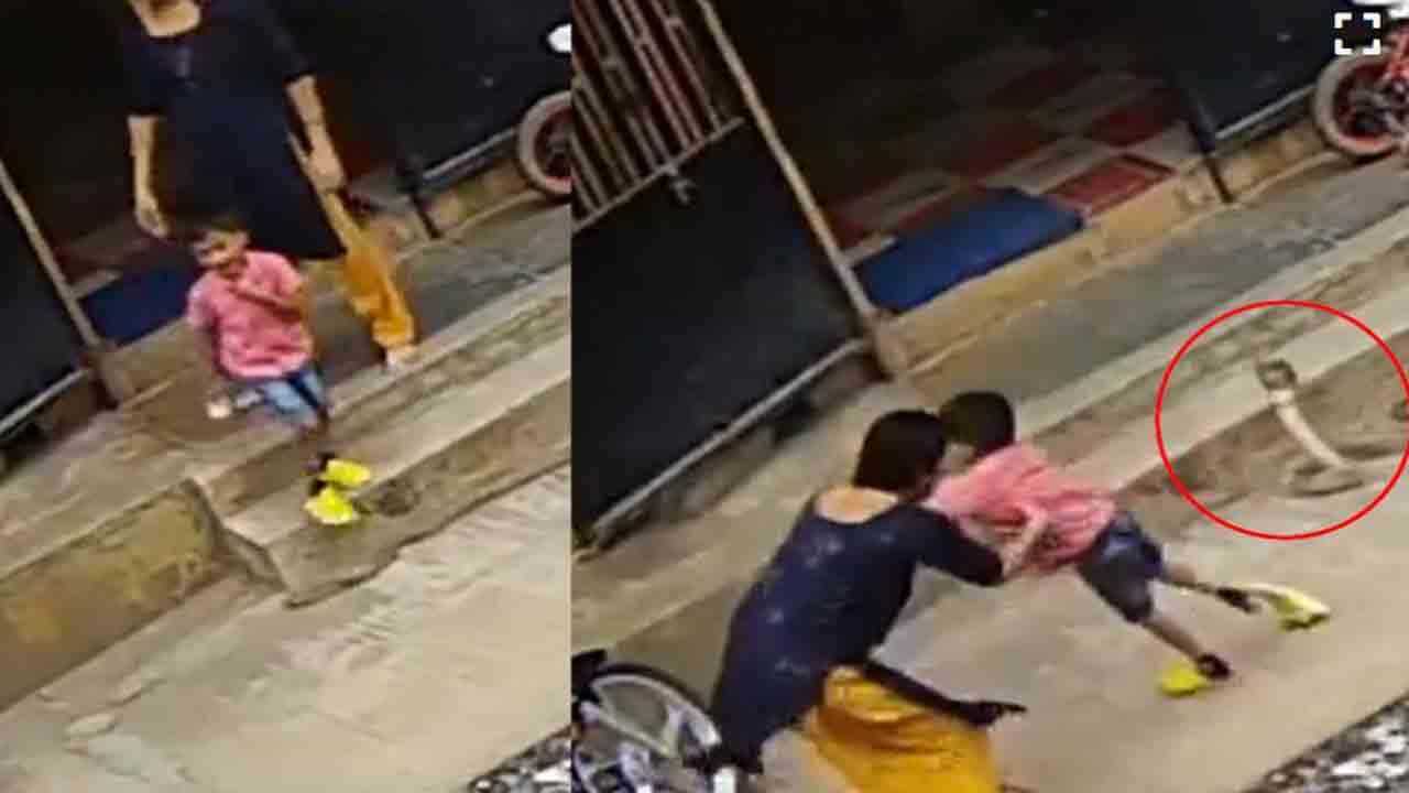 Viral Video: పెద్ద నాగుపాము బారి నుంచి… కుమారుడ్ని కాపాడిన తల్లి