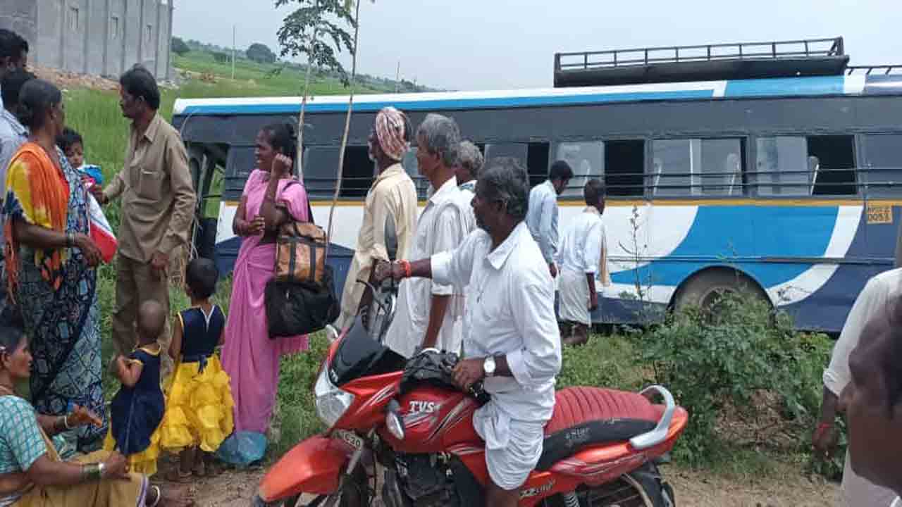విరిగిన స్టీరింగ్‌ రాడ్‌.. పొలాల్లోకి దూసుకెళ్లిన ఆర్టీసీ బస్సు