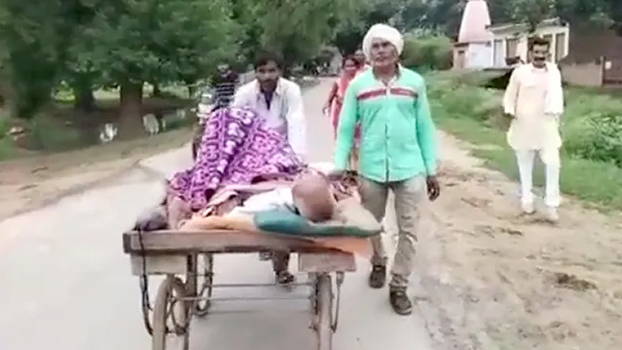 తోపుడు బండిపై ద‌వాఖాన‌కు వృద్ధుడి త‌ర‌లింపు.. జ‌ర్న‌లిస్టుల‌పై కేసు