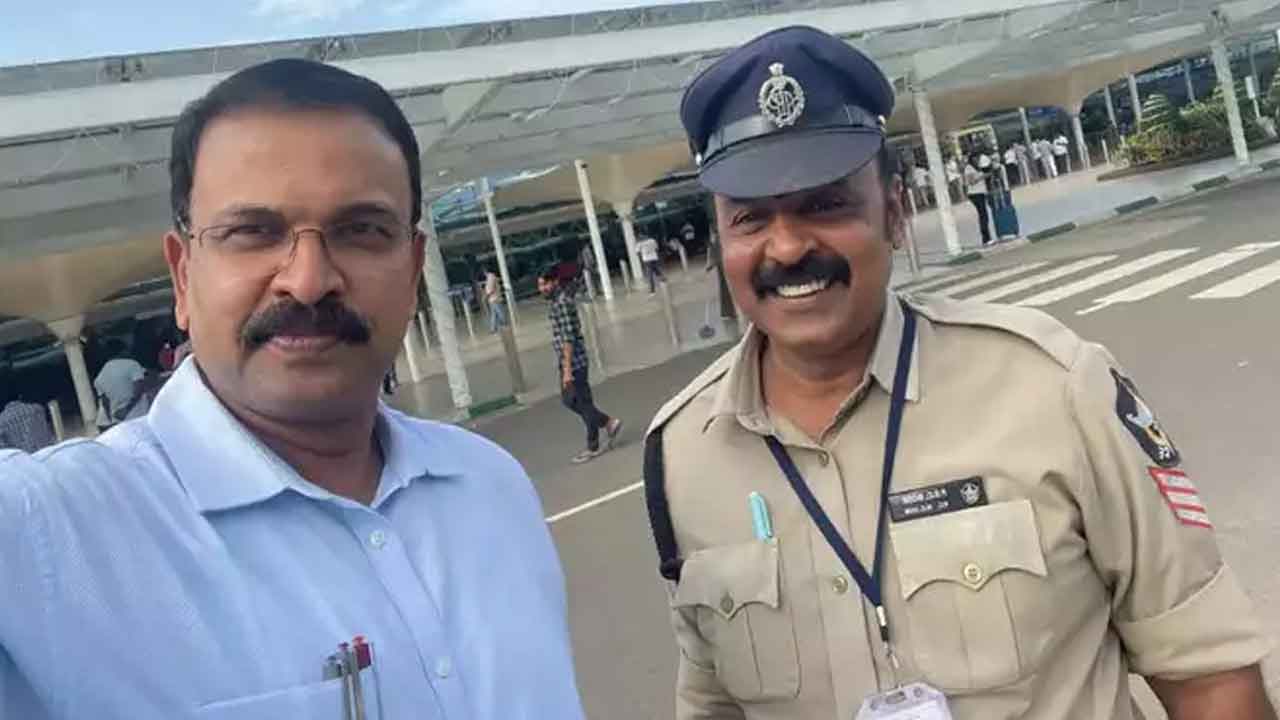 హెడ్‌ కానిస్టేబుల్‌ బోస్‌తో లక్ష్మీనారాయణ సెల్ఫీ.. కారణం ఇది..! వావ్‌..!