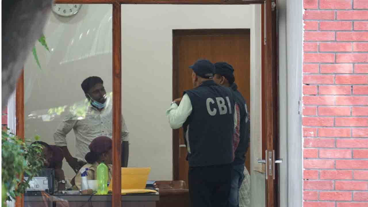 టార్గెట్‌ ఆప్‌.. ఢిల్లీ మంత్రి సిసోడియా ఇంట్లో సీబీఐ సోదాలు