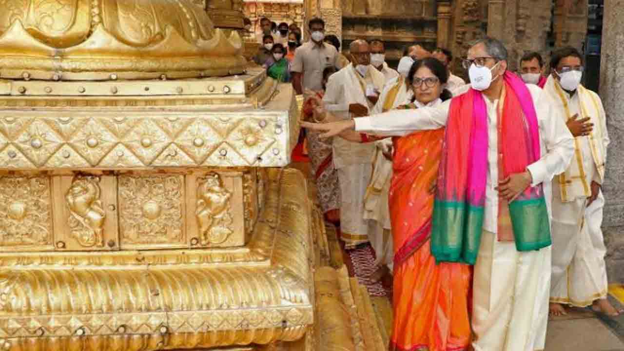 శ్రీవారి సేవలో సీజేఐ ఎన్వీ రమణ, హైకోర్టు సీజే ఉజ్జల్‌ భూయాన్‌