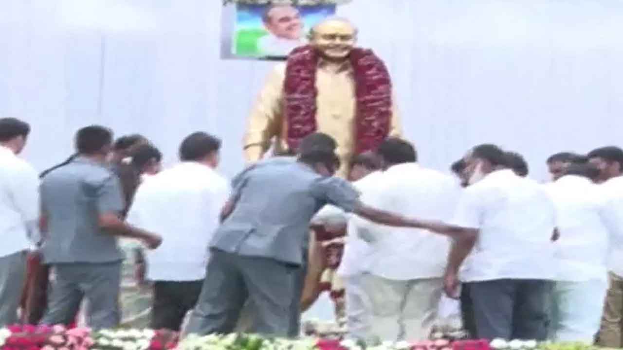 చీమకుర్తిలో వైఎస్సార్‌, బూచేపల్లి సుబ్బారెడ్డి విగ్రహాలు ఆవిష్కరించిన జగన్‌