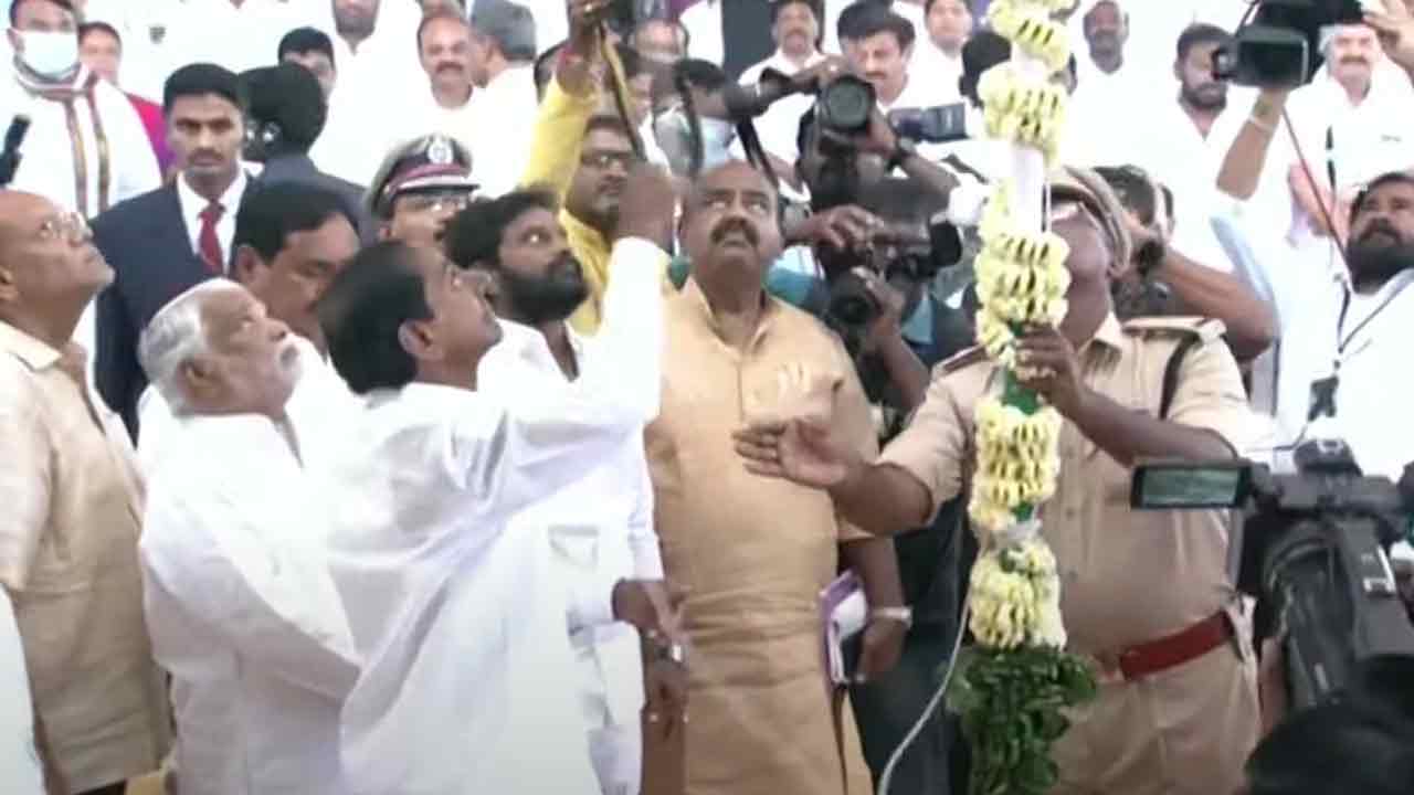 ఎల్‌బీ స్టేడియంలో జాతీయ జెండాను ఆవిష్కరించిన సీఎం కేసీఆర్‌