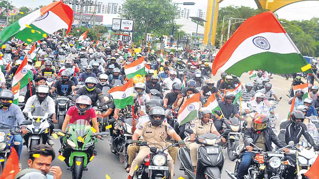 సైబరాబాద్‌లో వేడుకగా ఫ్రీడం రైడ్‌