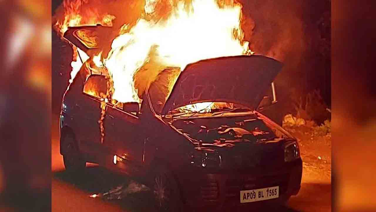 పెళ్లి కుమారుడు ప్ర‌యాణిస్తున్న కారులో చెల‌రేగిన మంట‌లు