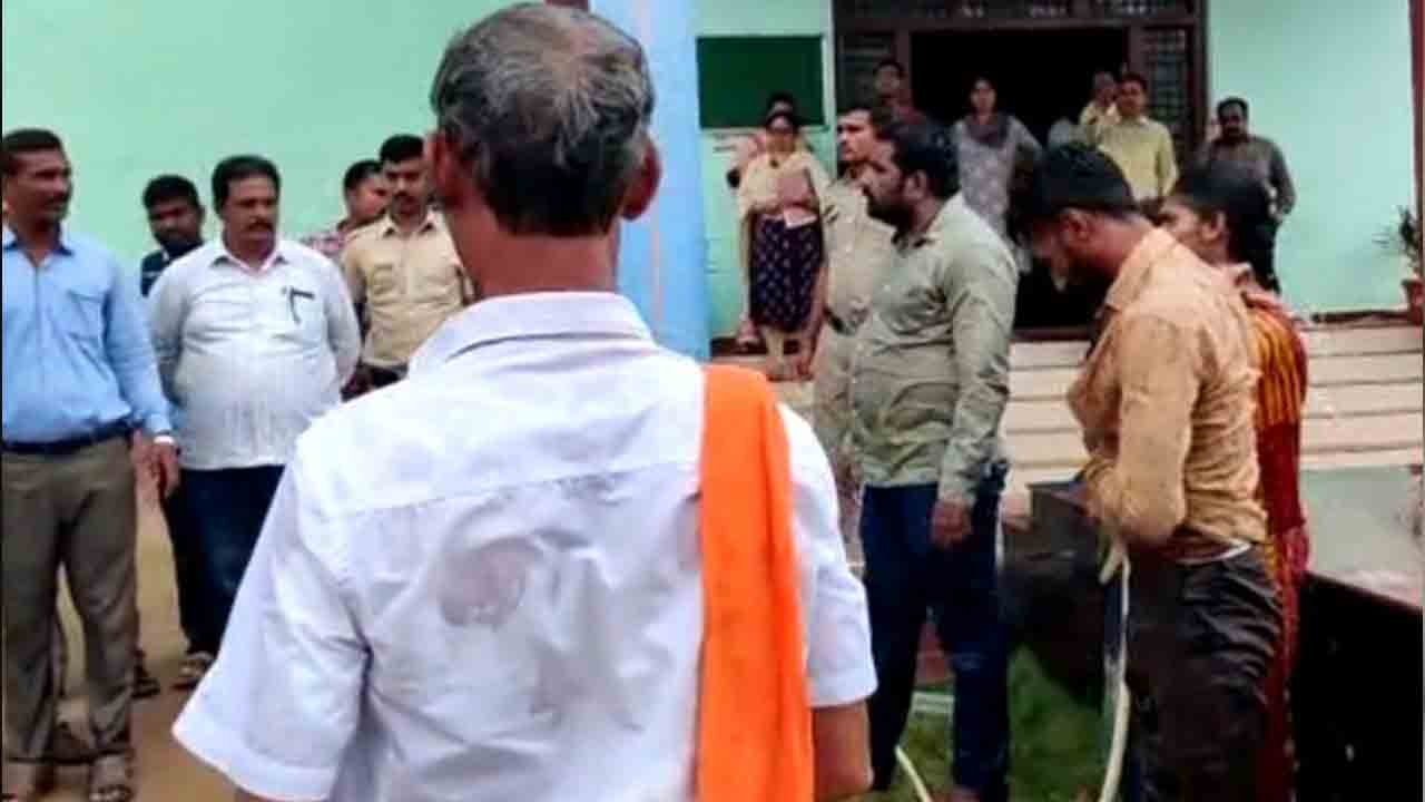 కుటుంబాన్ని తగులబెడుతానని బెదిరింపు.. మంత్రిపై కేసు నమోదు