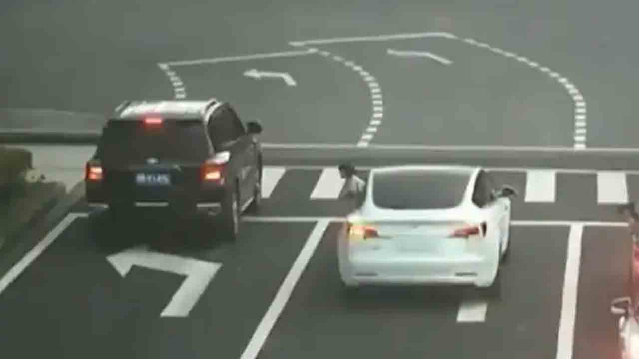 కదులుతున్న కారులో నుంచి కిందపడిపోయిన బాలిక.. వీడియో