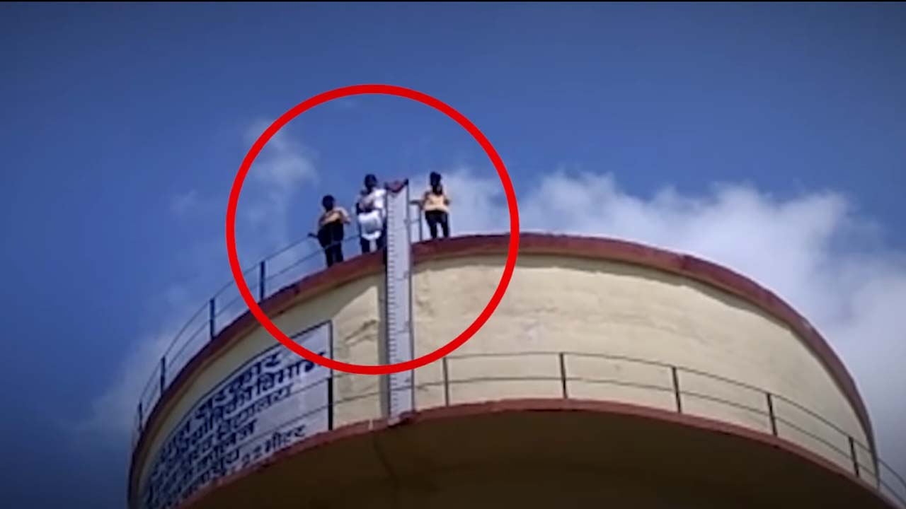 కాలేజీలో ఏటీఎం, జిమ్‌ ఏర్పాటు చేయండి.. వాటర్‌ ట్యాంక్‌ ఎక్కిన విద్యార్థినులు