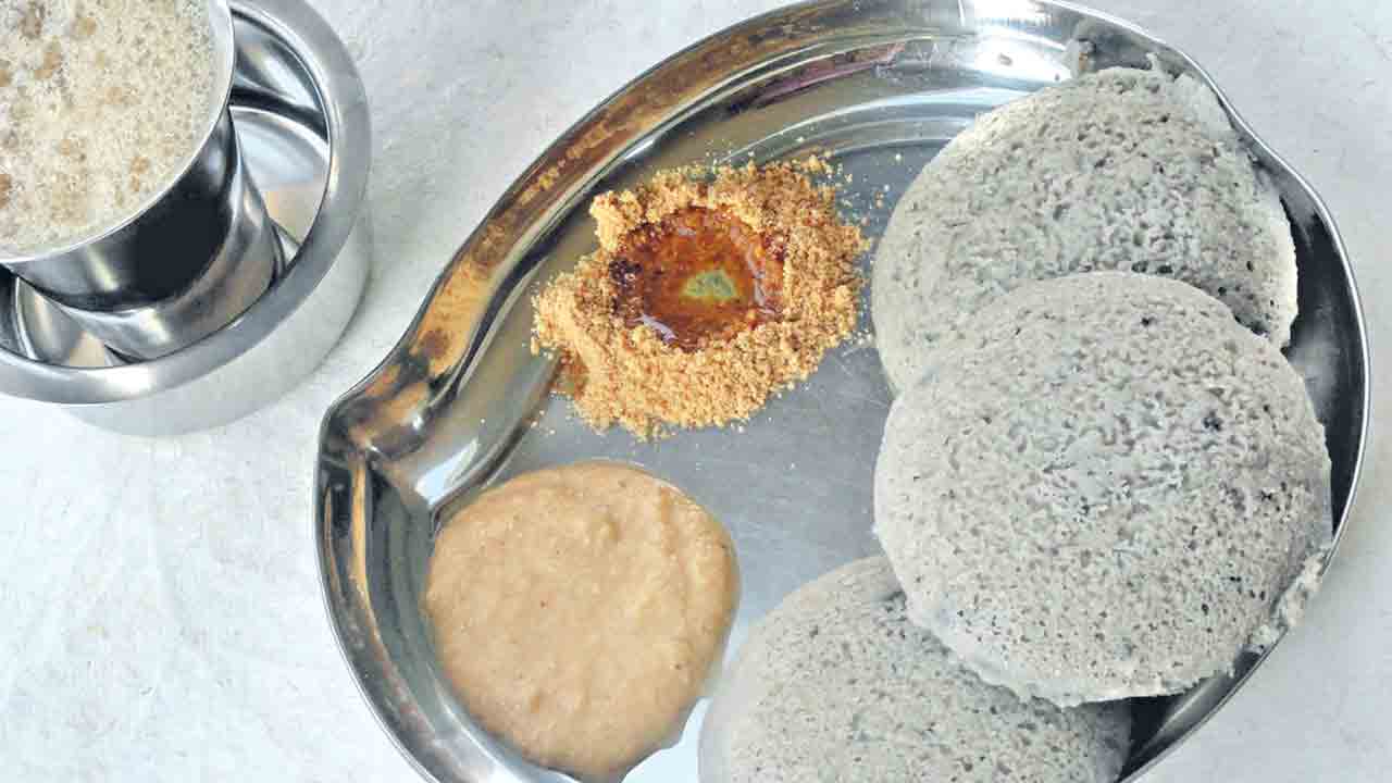 నల్ల ఇడ్లీలు!