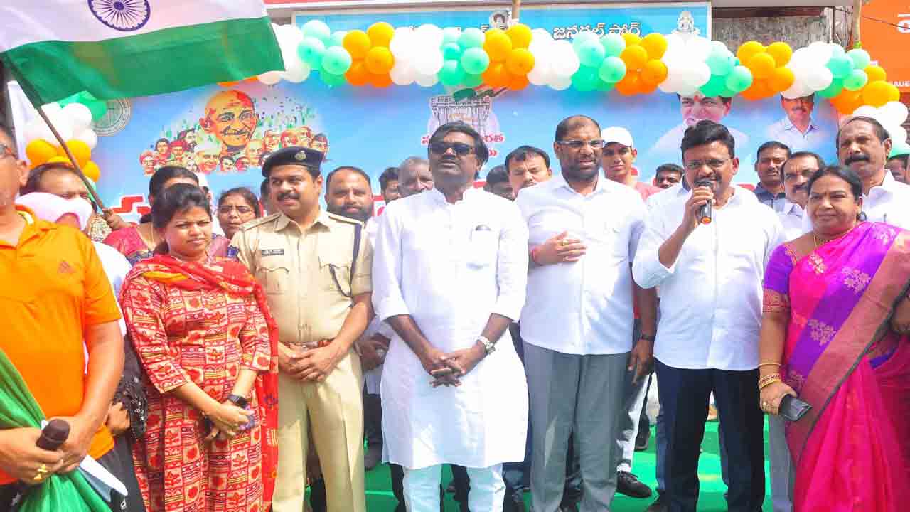 దేశభక్తిని పెంపొందించేలా జెండా ప్రదర్శన