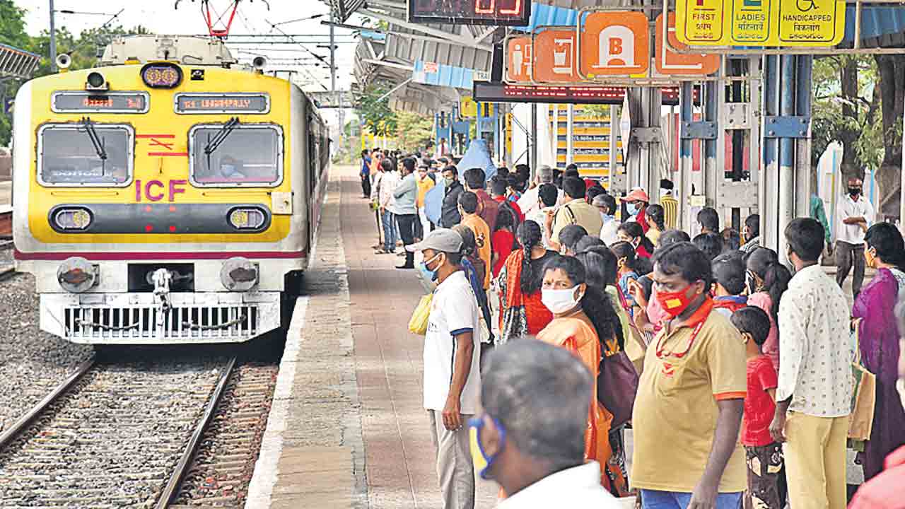 సెలవొస్తే.. రైళ్లు కదలవు
