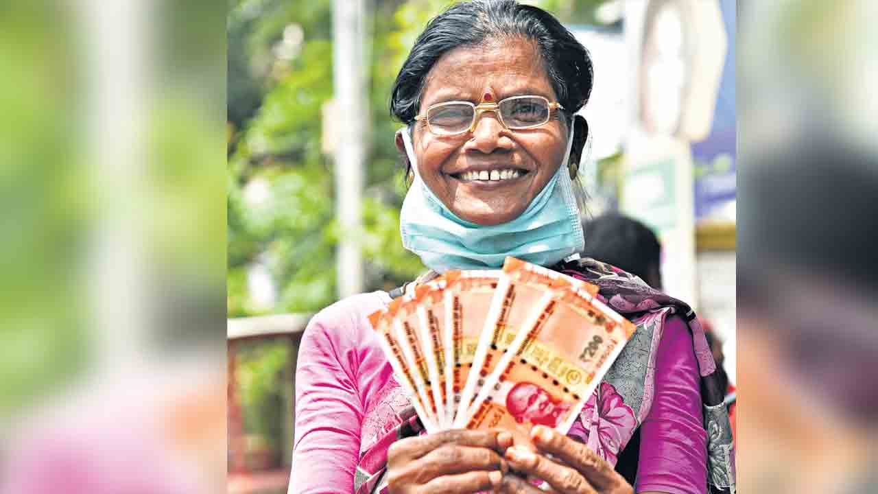 పంద్రాగస్టు కానుక.. 10 లక్షల కొత్త ఫించన్లు