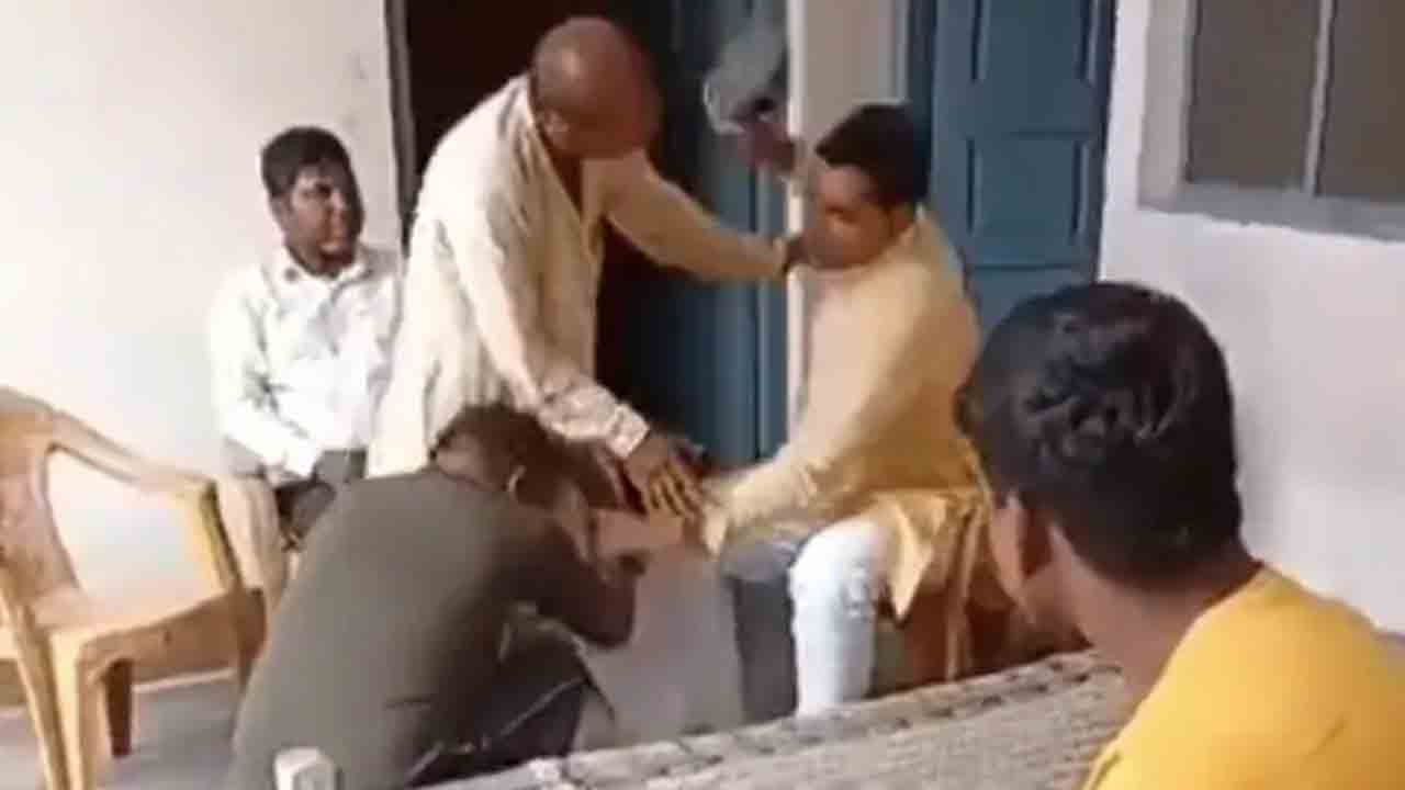 Watch: ఉత్తరప్రదేశ్‌లో దారుణం… దళిత వ్యక్తిని చెప్పుతో కొట్టిన గ్రామ పెద్ద