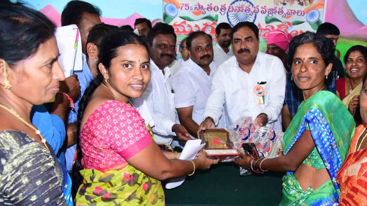 స్వతంత్ర స్ఫూర్తి నేటి తరానికి తెలియాలి : మంత్రి దయాకర్‌రావు