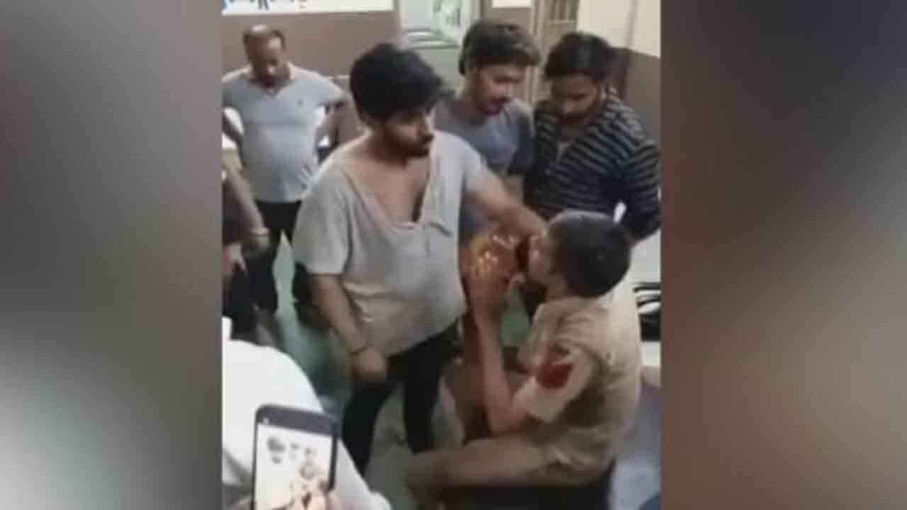 video: పోలీస్‌ను చుట్టుముట్టి కొట్టిన కొందరు… పోలీస్‌ స్టేషన్‌లో సంఘటన