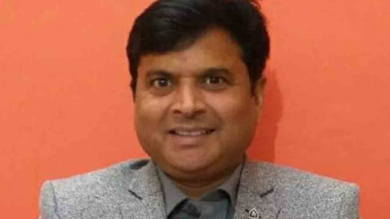 లాక్‌డౌన్‌లో కూలీలను విమానంలో పంపిన రైతు… గుడిలో అనుమానాస్పదంగా మృతి