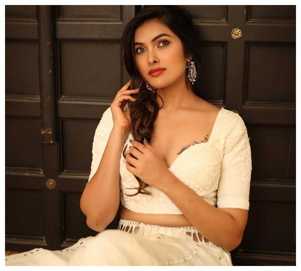 Divi Vadthya | వ‌య్యారాలు ఒల‌క‌బోసిన దివి వాద్త్యా..