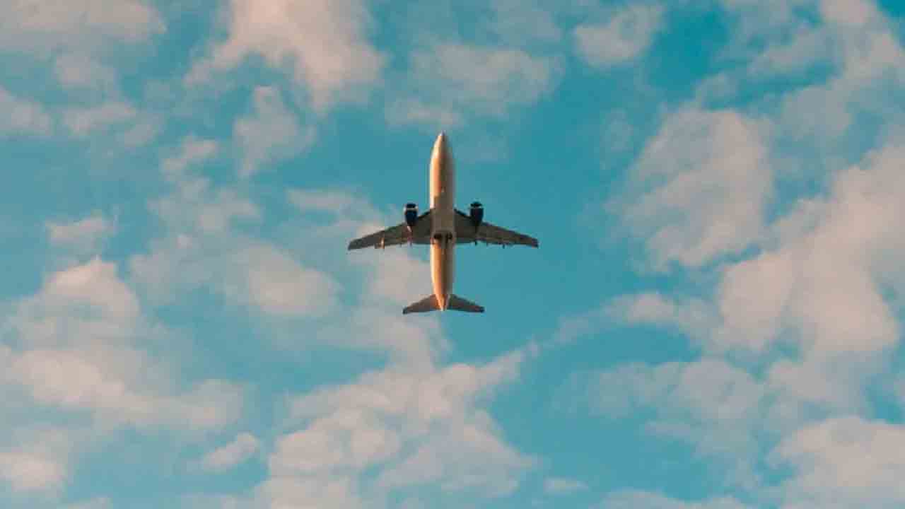 తాగుబోతు చేసిన ప‌నికి ఆగిపోయిన విమానం..!