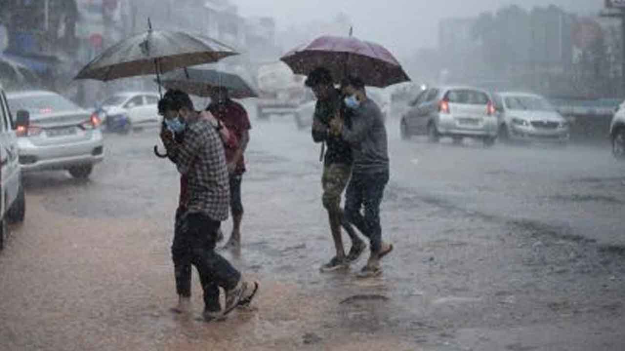 బంగాళాఖాతంలో అల్పపీడనం ద్రోణి.. కోస్తాంధ్రకు మూడు రోజులు వర్షం ముప్పు