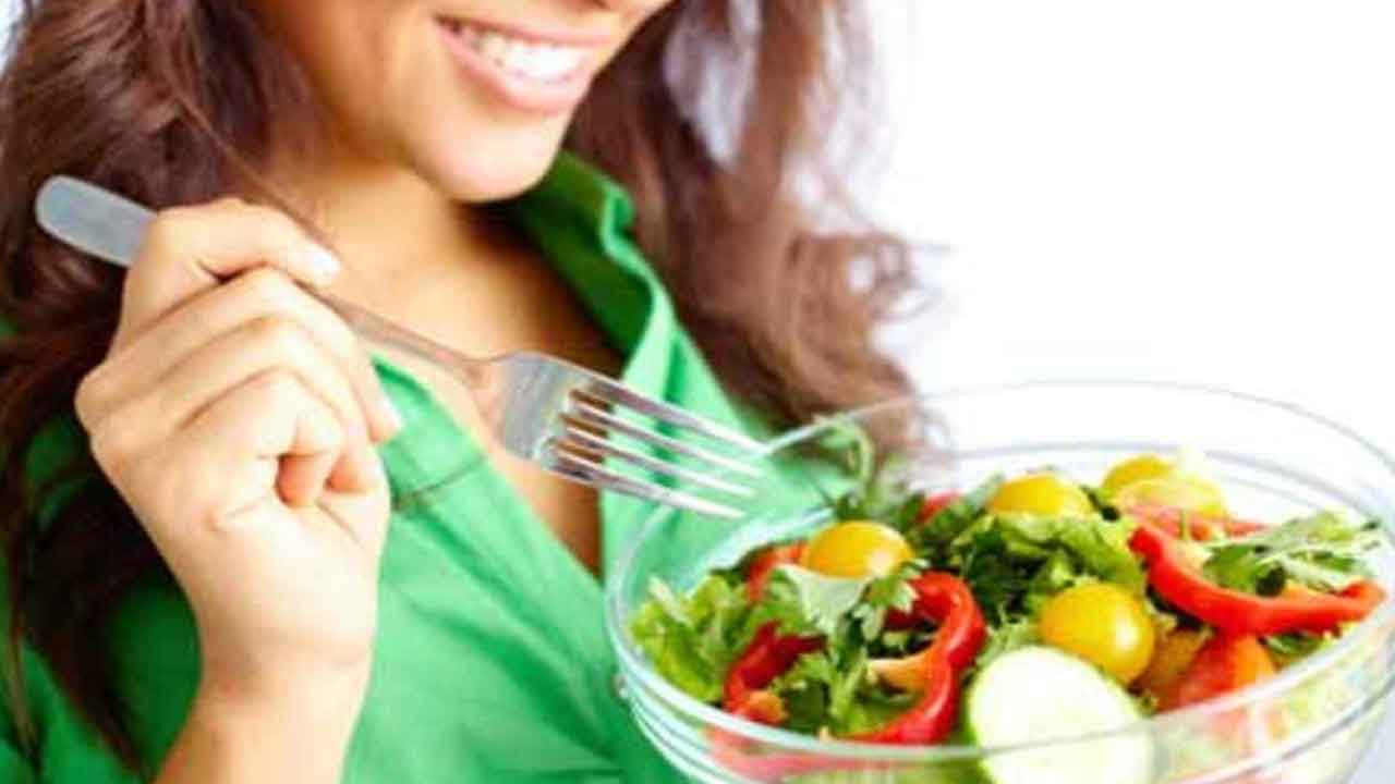 Eating raw vegetables | పచ్చి కూరగాయలు తింటున్నారా? వానాకాలంలో జాగ్రత్త..!