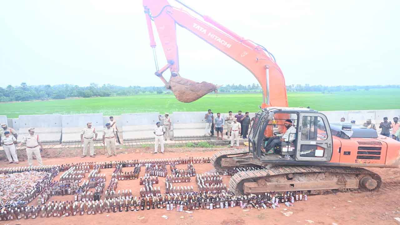 ఏలూరులో రూ.1.29 కోట్ల విలువైన మద్యం బాటిళ్లు ధ్వంసం