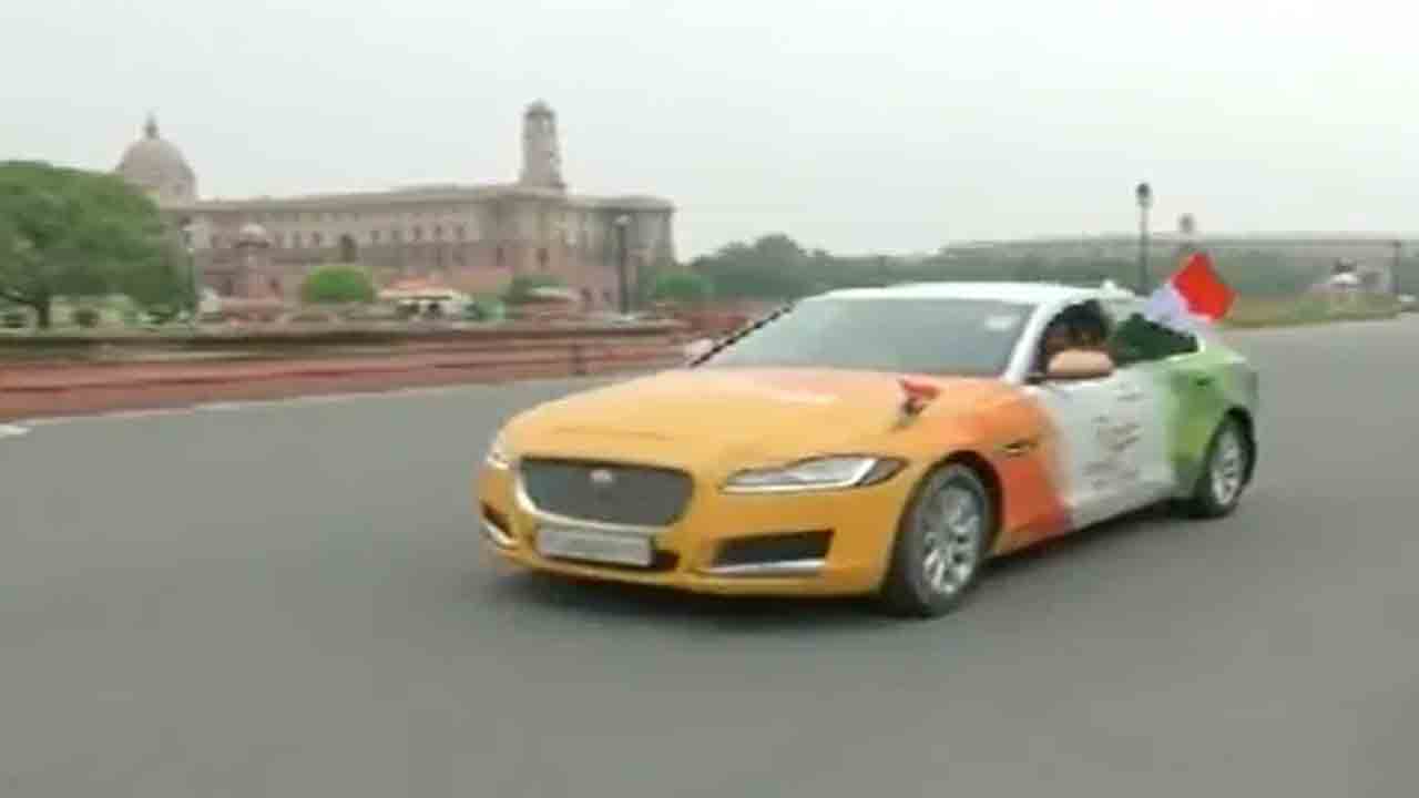 Watch: ఖరీదైన కారుకు జాతీయ జెండా రంగులు… ‘హర్‌ ఘర్‌ తిరంగా’ ప్రచారంతో ఢిల్లీకి