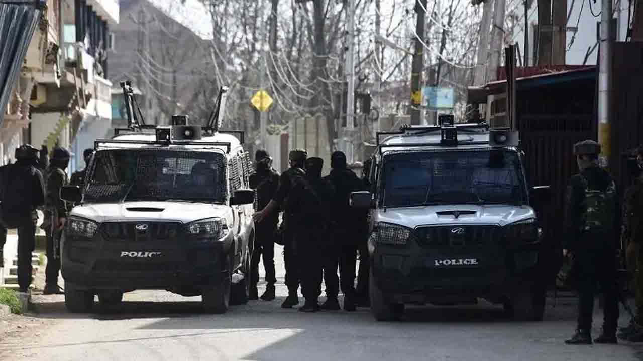 కశ్మీర్‌లో రెచ్చిపోయిన ఉగ్రవాదులు.. కాల్పుల్లో ఒకరు మృతి