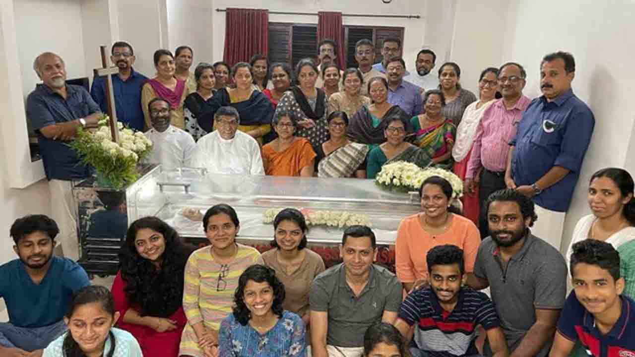 మృతదేహం వద్ద నవ్వుతూ కుటుంబ సభ్యుల ఫొటో… నెటిజన్లు ఎలా స్పందించారంటే?