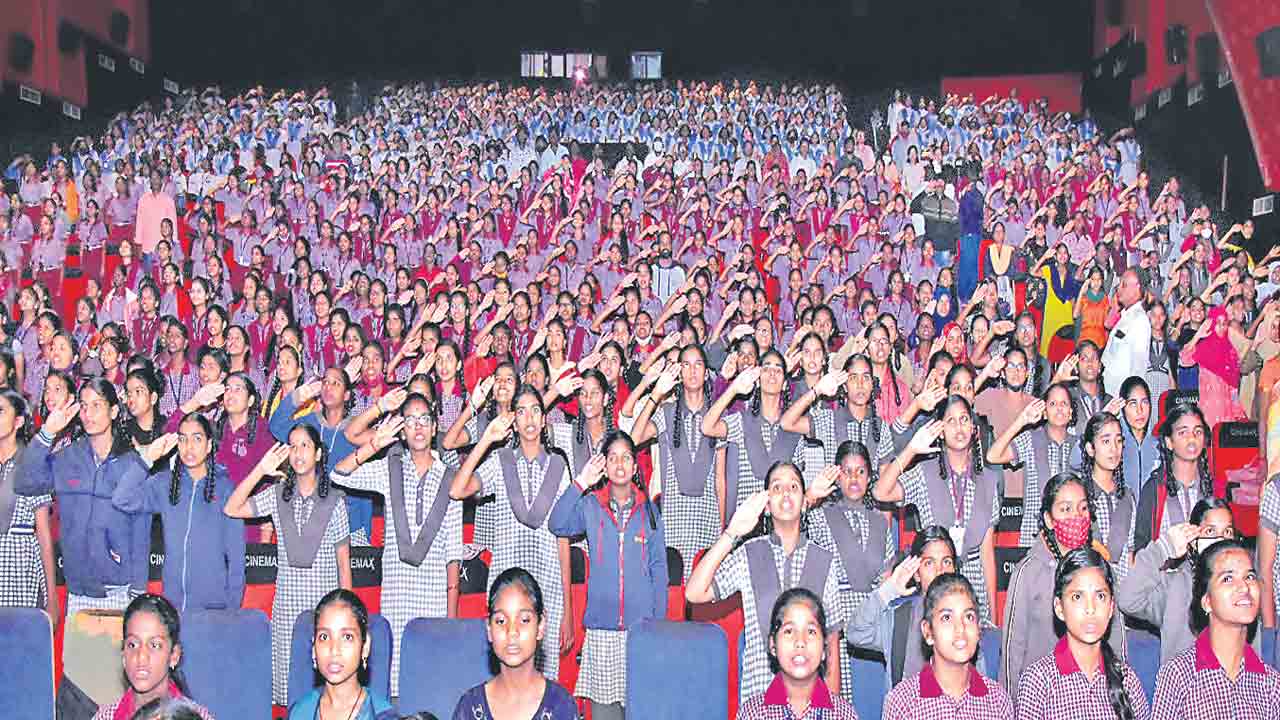 సామూహిక జాతీయ గీతాలాపన