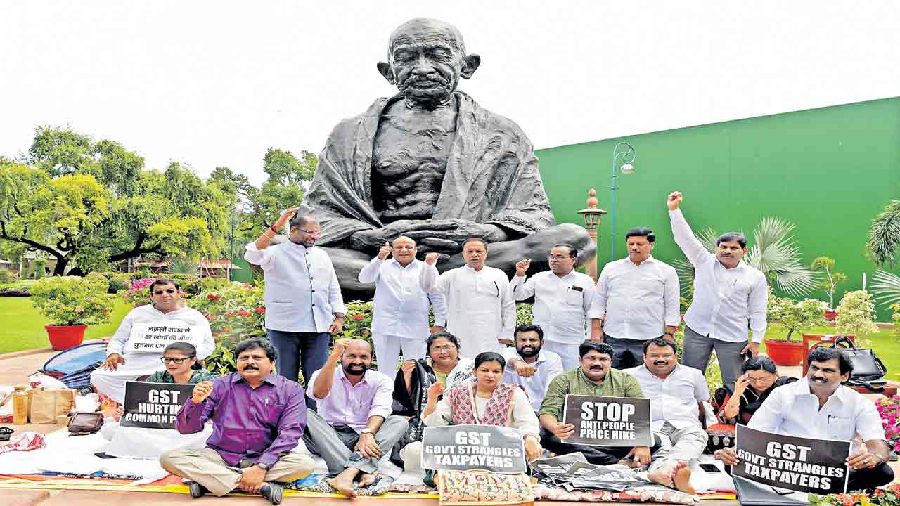 వజ్రోత్సవ వేళ.. గెంటివేతలా?