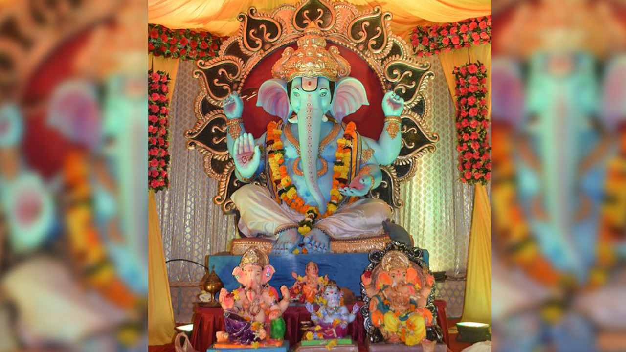 వినాయక మంటపంలో గణపతి పెద్ద విగ్రహంతోపాటు చిన్న విగ్రహం కూడా పెడతారు ఎందుకు?