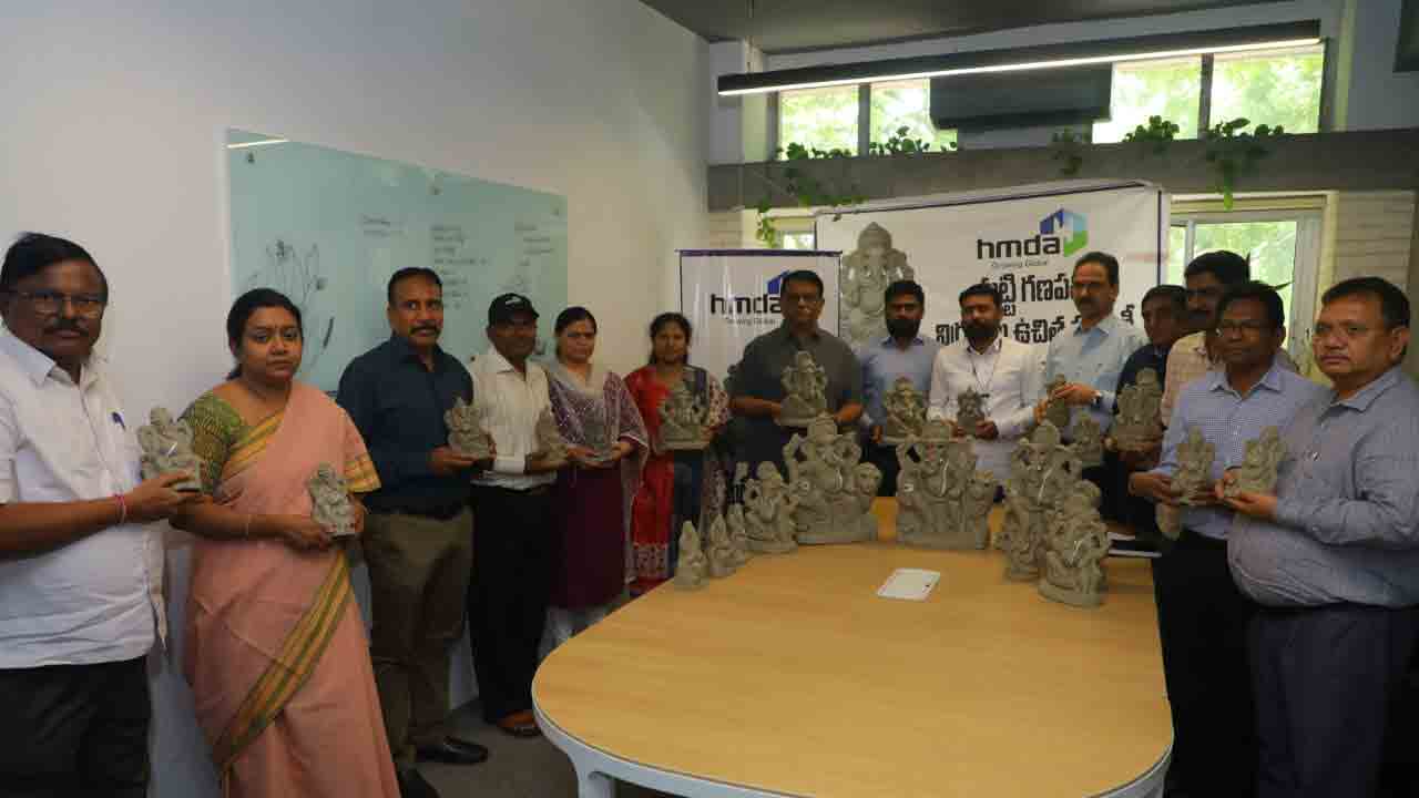 హెచ్ఎండీఏ ఆధ్వర్యంలో ఉచితంగా ఒక లక్ష మట్టి వినాయక విగ్రహాలు పంపిణీ