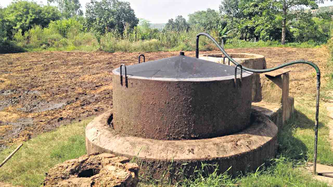 మా వ్యవసాయ భూమిలో గోబర్‌ గ్యాస్‌ బావి ఉంది. అది ఉండొచ్చా, ఏ దిక్కులో ఉండాలి?