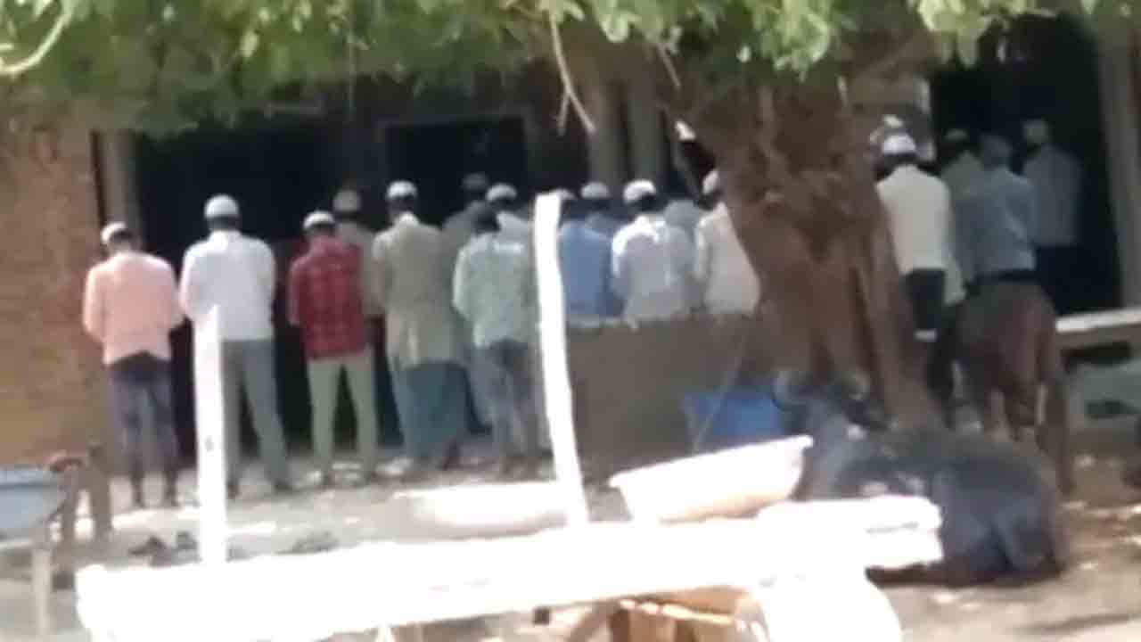 ఇంట్లో సామూహిక నమాజ్‌పై కేసు… యూపీ పోలీసుల తీరుపై విమర్శలు