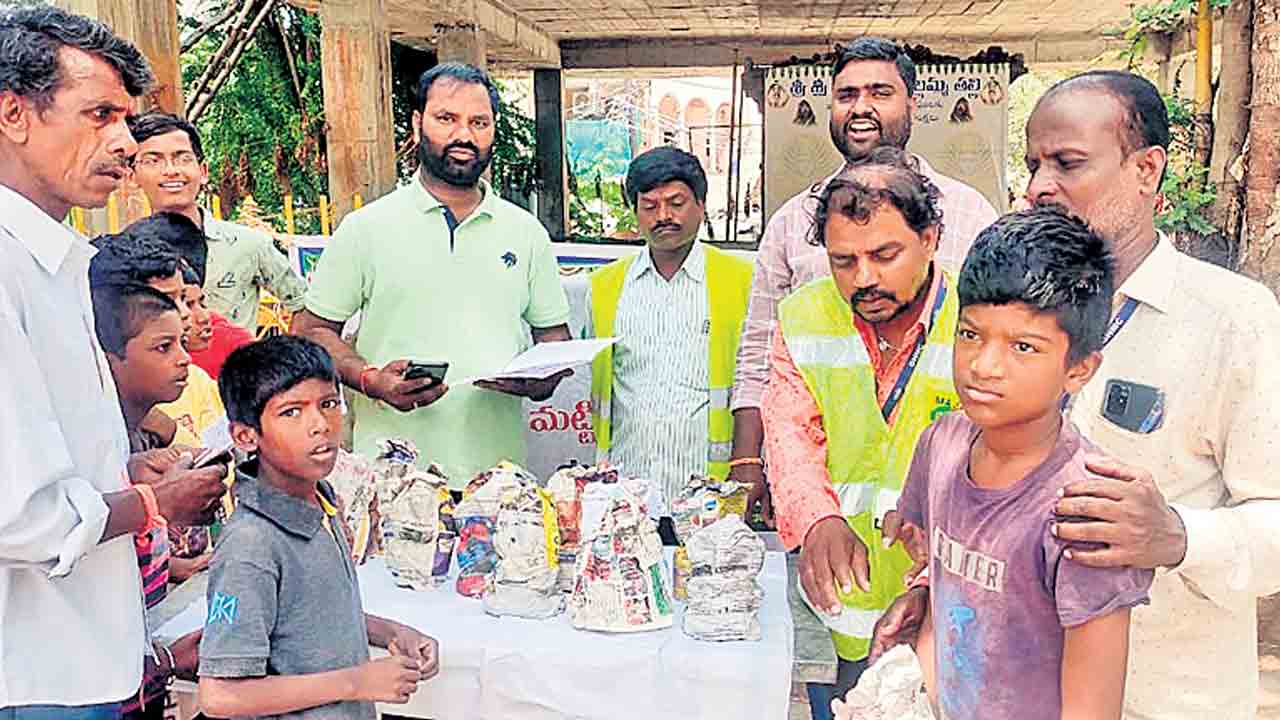 మట్టి గణపతులు పంపిణీ పర్యావరణానికి
