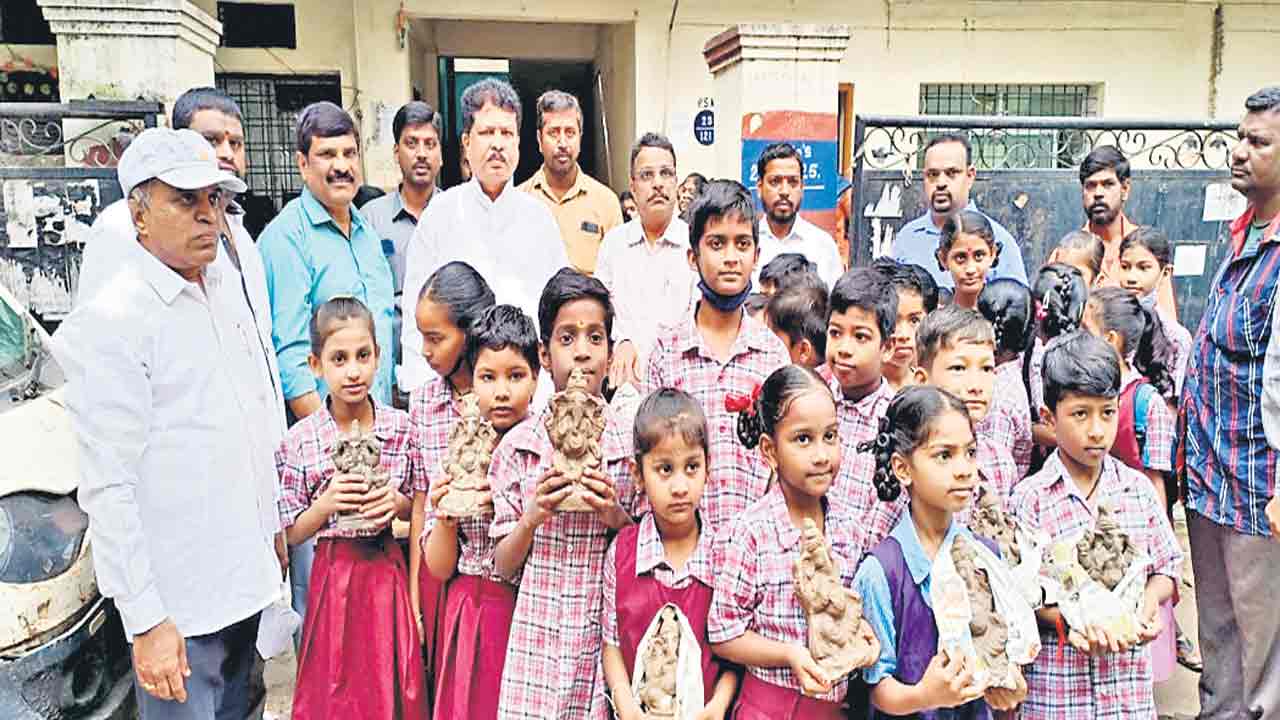 మట్టి గణపతినే పూజిద్దాం