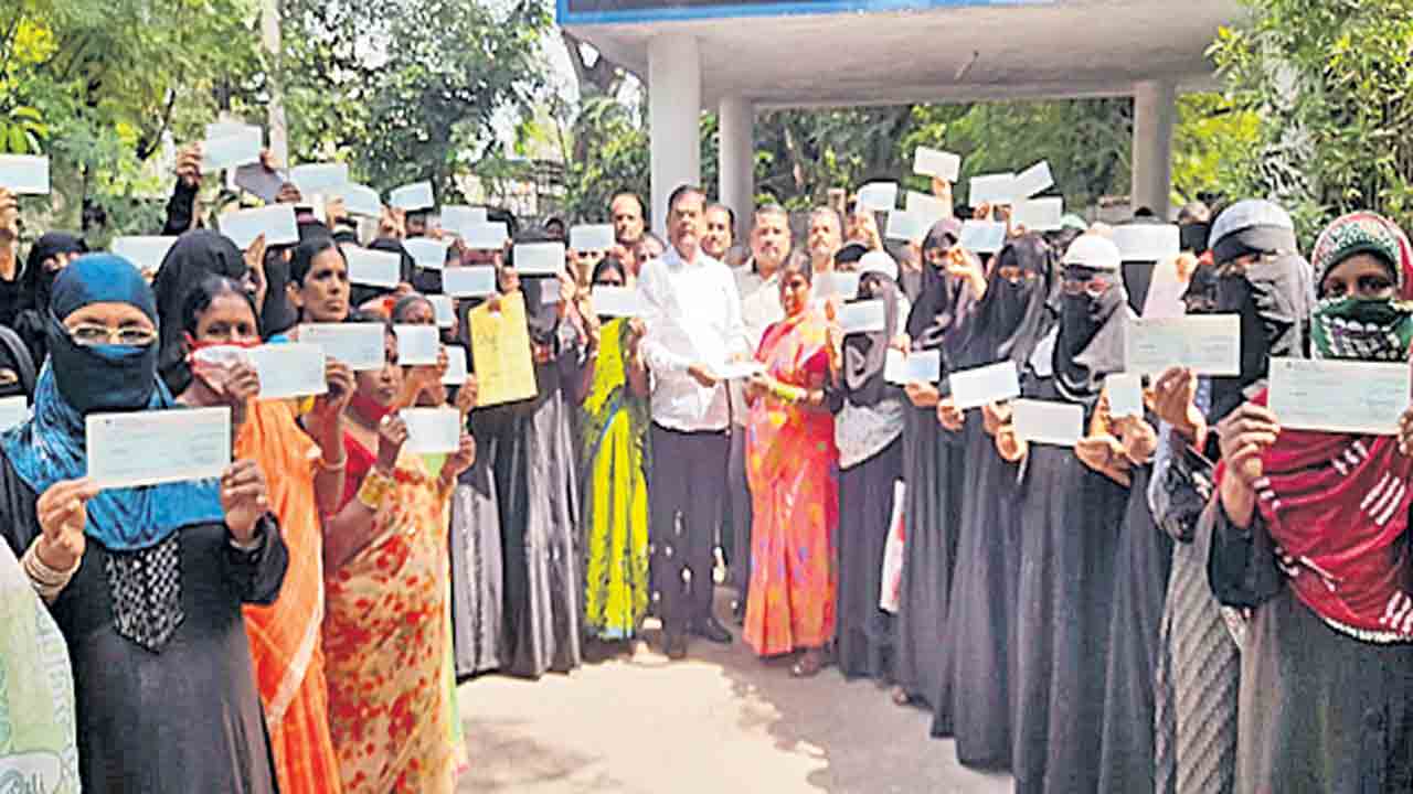 రూ.90 లక్షల చెక్కులు పంపిణీ