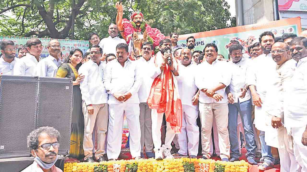 మహనీయులను గౌరవిస్తున్న రాష్ట్ర ప్రభుత్వం