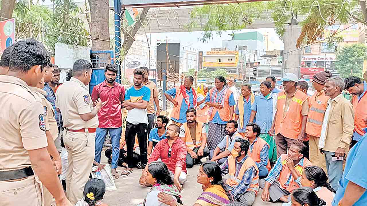 రోడ్డు ఊడుస్తుండగా.. కాలేజీ బస్సొచ్చి.!