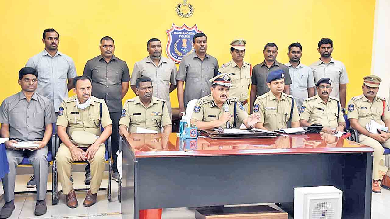 చదవకున్నా.. చదివినట్టు..!