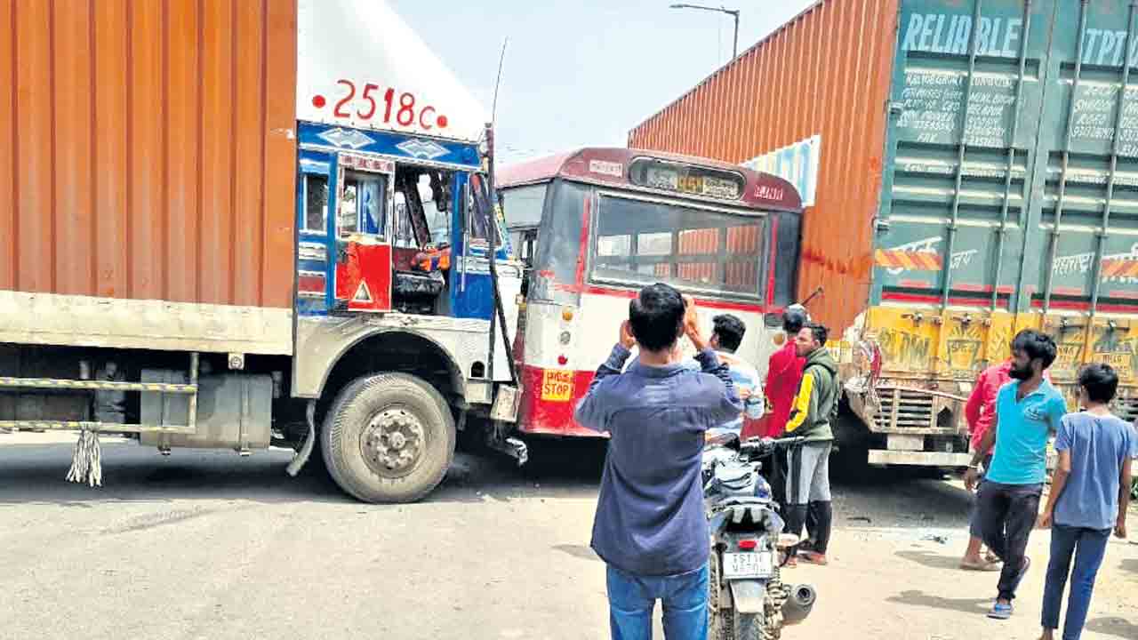 ఆర్టీసీ బస్సును ఢీకొట్టిన కంటైనర్‌