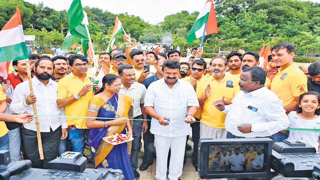 జాతీయ గీతాన్ని ఆలపిద్దాం..దేశభక్తిని చాటుదాం