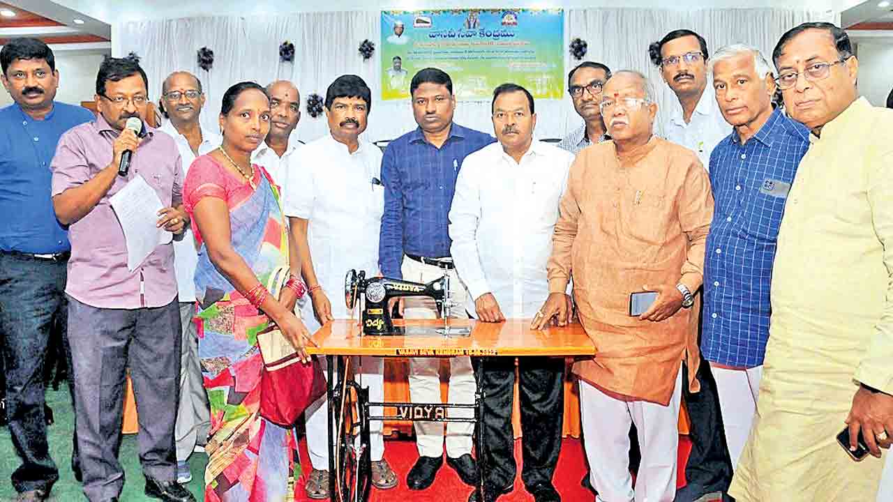 పేదలకు సేవలందించడంలో ‘వాసవి’ ఆదర్శనీయం