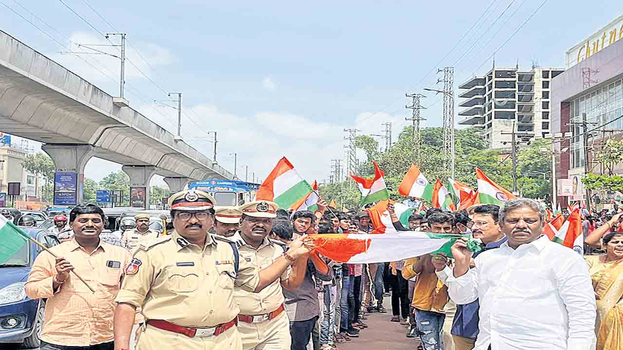 అమరుల త్యాగాలను స్మరించుకుందాం